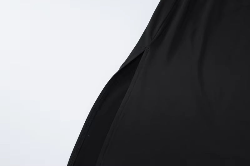 Robe Longue Satinée Sans Bretelles au Dos Nu Sensuel et à la Coupe Évasée – Élégance Moderne, Style Minimaliste et Silhouette Sublimée pour Toutes Vos Soirées et Événements