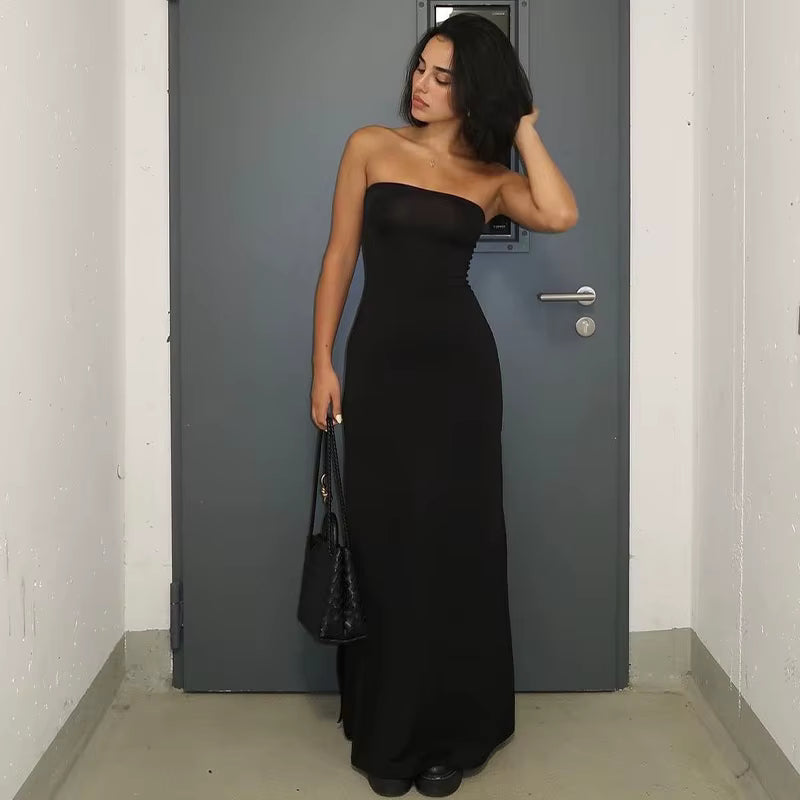 Robe Longue Satinée Sans Bretelles au Dos Nu Sensuel et à la Coupe Évasée – Élégance Moderne, Style Minimaliste et Silhouette Sublimée pour Toutes Vos Soirées et Événements