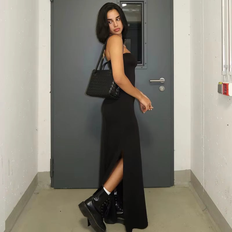 Robe Longue Satinée Sans Bretelles au Dos Nu Sensuel et à la Coupe Évasée – Élégance Moderne, Style Minimaliste et Silhouette Sublimée pour Toutes Vos Soirées et Événements