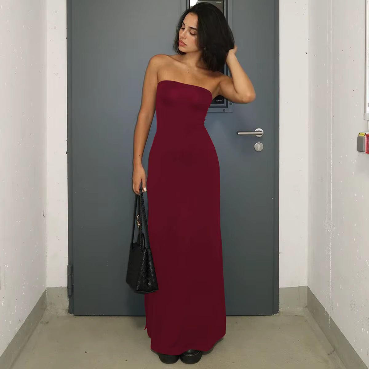 Robe Longue Satinée Sans Bretelles au Dos Nu Sensuel et à la Coupe Évasée – Élégance Moderne, Style Minimaliste et Silhouette Sublimée pour Toutes Vos Soirées et Événements