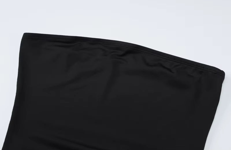 Robe Longue Satinée Sans Bretelles au Dos Nu Sensuel et à la Coupe Évasée – Élégance Moderne, Style Minimaliste et Silhouette Sublimée pour Toutes Vos Soirées et Événements